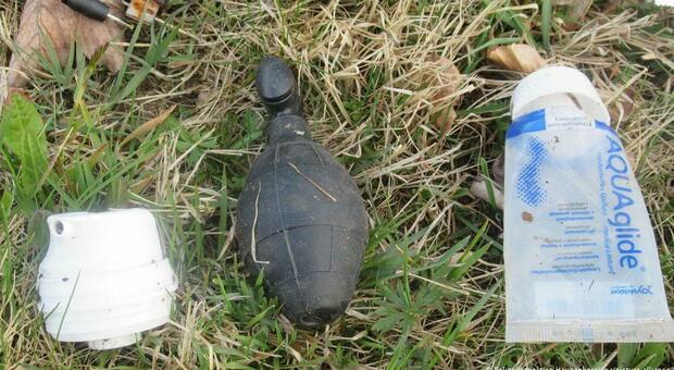 Trova una granata nel bosco e chiama la polizia, ma non è una bomba: la scoperta imbarazzante degli artificieri