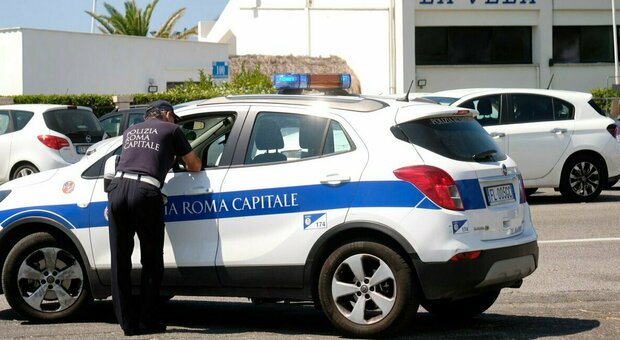 Ostia, gestore balneare arrestato perché si oppone ai controlli anti-Covid: «Non vi faccio uscire»