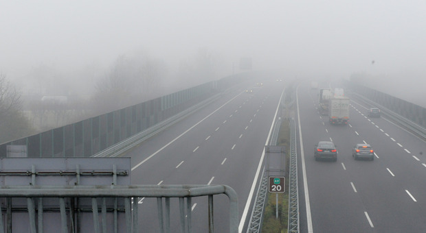 Nebbia fitta sull'A4, quattro incidenti in mattinata: code e rallentamenti verso Trieste