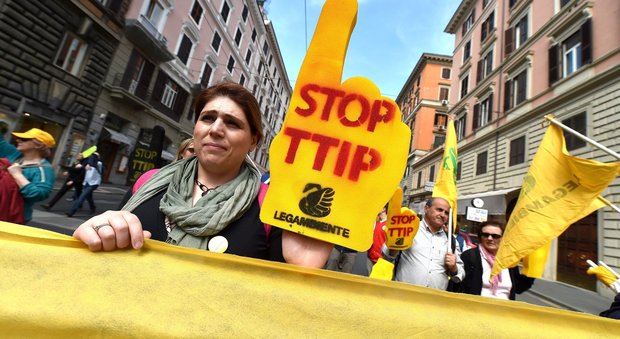 Ttip, migliaia in piazza a Roma contro il trattato: minaccia le nostre vite