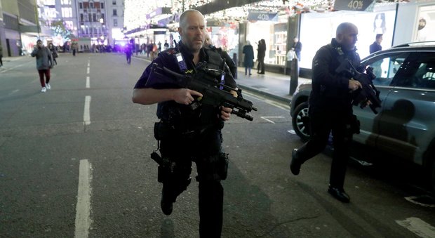Londra, paura a Oxford Circus: «Colpi di arma da fuoco in metro». Ma è un falso allarme
