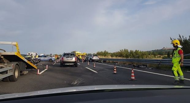 Incidente sull'A14, traffico impazzito Tre veicoli coinvolti, due feriti gravi