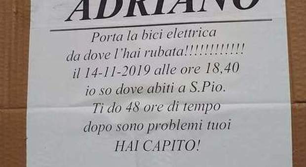 L'ultimatum al ladro sui cartelli affissi in città: «Adriano, riporta la bici elettrica. So dove abiti»