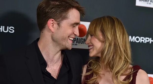 Robert Pattinson e Suki Waterhouse aspettano un figlio, l'annuncio inaspettato fa impazzire i fan