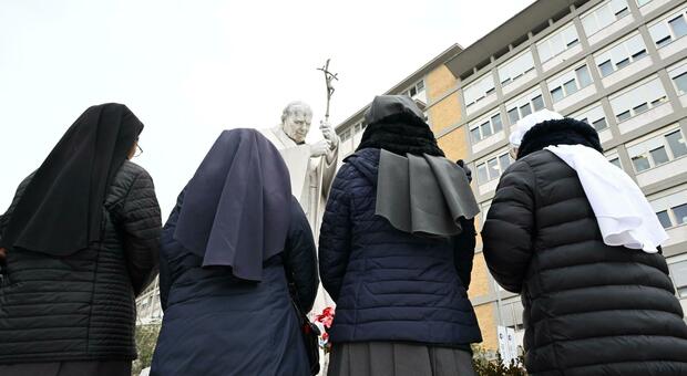 Papa Francesco, condizioni critiche ma stabili. Il rischio è la sepsi, preghiere in tutto il mondo