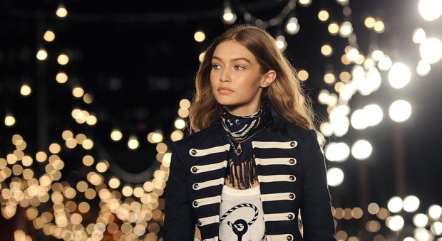 New York Fashion Week, Gigi Hadid sfila su un molo per Tommy Hilfiger