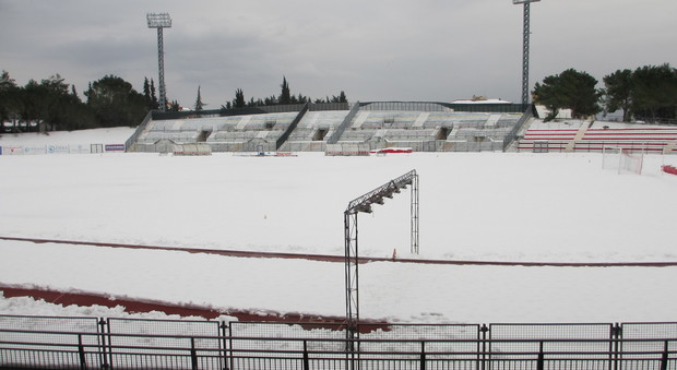 Lo stadio Helvia Recina di Macerata pieno di neve