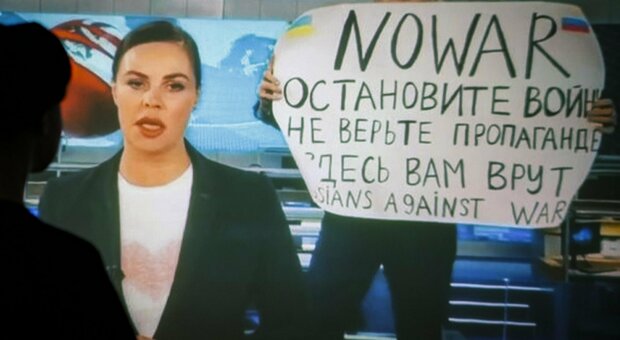 Russia, la tv nazionale accusa Marina, la giornalista della protesta in diretta: «È una spia inglese»