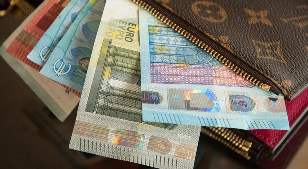 Pensionato trova un portafogli con oltre mille euro al casello autostradale - Foto di jacqueline macou da Pixabay