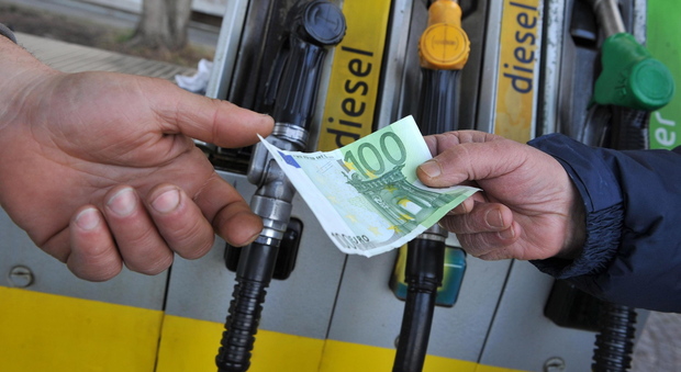 Record italiano in negativo per un litro di benzina: ben 1,874 euro al litro