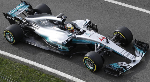 La nuova Mercedes F1 con al volante il campione del mondo Lewis Hamilton