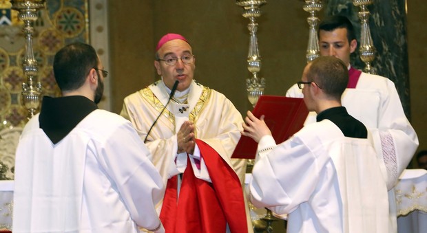 Benevento, l'Arcivescovo: " A Pasqua spegnete i cellulari"