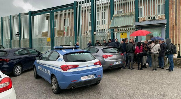 Rivolta nel carcere di Avellino: «Detenuti armati di olio bollente». Arrivano i reparti speciali