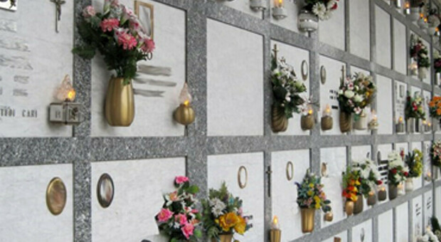 Rubano i fiori sulla tomba del figlio, protesta a Montegiorgio: «Colletta per le telecamere al cimitero»