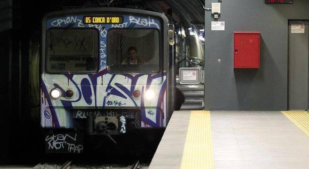 «Uomo armato di coltello in metro», terrore sulla linea B1 a Roma, ferma da Castro Pretorio a Libia