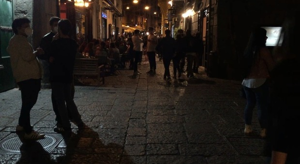 Napoli, movida tranquilla tra i baretti di Chiaia: ordinanza rispettata, niente alcolici in strada