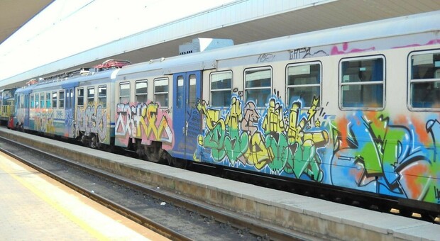 Graffiti sui vagoni della metro: arrestati quattro writers in India. Due sono abruzzesi