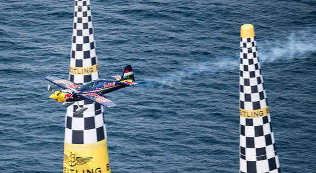 Il Red Bull Air Race è alla terza tappa: spettacolo in cielo alla frontiera italiana
