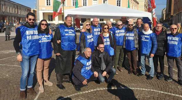Forza Italia e i gilet azzurri per i 25 anni del partito, le iniziative in provincia di Latina