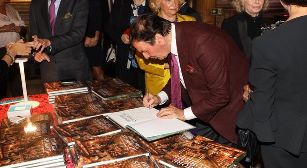 Jean Paul Troili autografa i libri (Foto Pirrocco/Toiati)