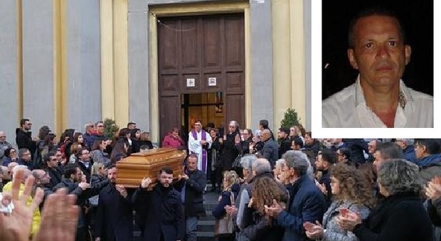 Schiacciato dal pino nel Salernitano, dolore e rabbia ai funerali: «Non è stata una fatalità»