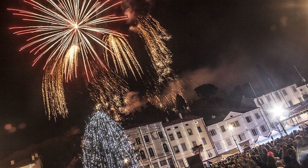 I fuochi d'artificio in piazza Vittoria a Gorizia per il Capodanno