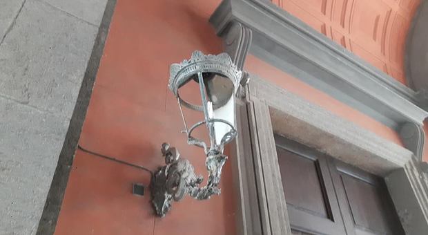 Palazzo Reale, lampioni storici rotti o fuori uso