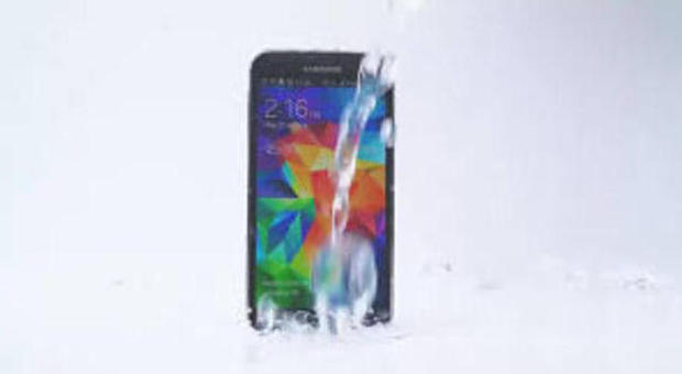 Un'immagine del Samsung Galaxy S5 bagnato