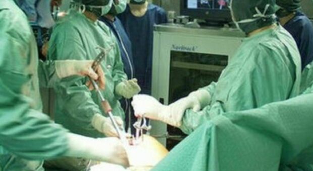 Tumore di 50 chili asportato a Bari: la paziente sta bene. Il liposarcoma aveva invaso rene, colon, pancreas e diaframma