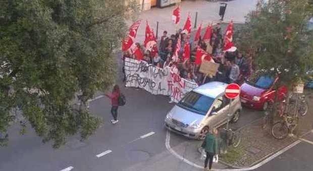 San Benedetto, studenti in corteo per protestare contro la "Buona scuola"