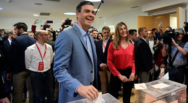 Spagna al voto, affluenza record alle 14. Sanchez favorito: spero in messaggio chiaro di stabilità