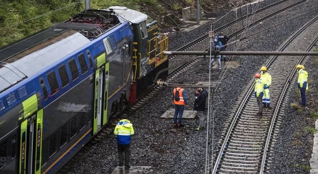 Incidente tra treno e rimorchiatore Fs, spunta l'ipotesi leva forzata: ha fatto scattare il verde sul binario occupato