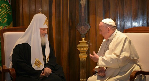 Papa Francesco telefona al patriarca Kirill, gelo sulla guerra giusta (e affiorano altre divergenze)