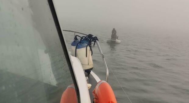 La nebbia avvolge la barca, i pescatori non ritrovano la rotta: salvati in extremis
