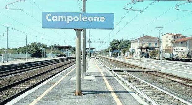 Vola dal treno in corsa a Campoleone, morto a 20 anni