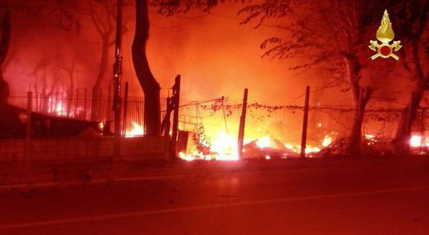 Venezia, incendio al campeggio: scoppiano bombole di gas, ferito un pompiere