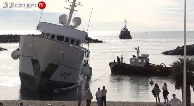Ostia, si rompe il timone: mega-yacht si spiaggia al porto turistico