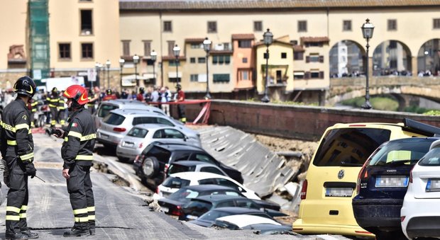 Voragine a Firenze, 5 milioni di danni. Rabbia dei cittadini, Grillo attacca Renzi