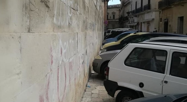 Auto e fioriere per tenere libero l'ingresso di casa. Centro storico sotto assedio: «Servono interventi urgenti»
