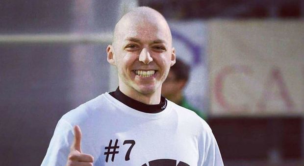 Giovanni Custodero, l'addio del calciatore malato di tumore a 25 anni: «Sono stanco, vado in coma farmacologico»