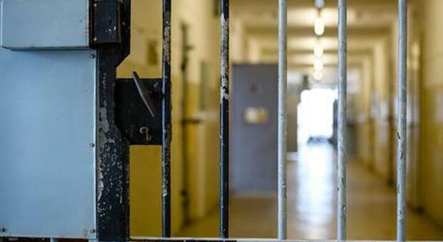 Carceri, a Napoli sit in dei sindacati della polizia penitenziaria: «Situazione ai limiti del collasso»