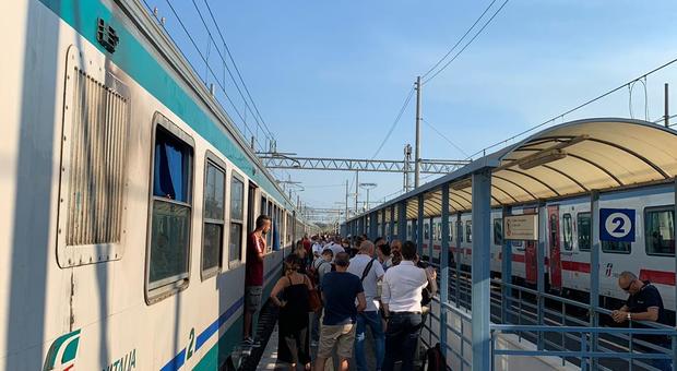 Treni, incendio lungo i binari tra Torricola e Pomezia: per ore caos sulla Roma-Napoli