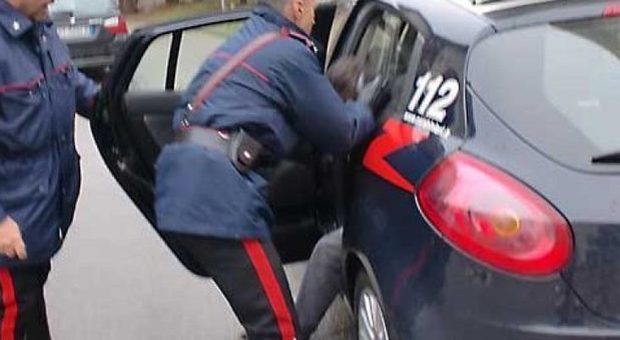 Giulianova, parcheggiatore abusivo aggredisce i carabinieri
