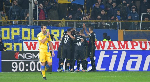 A Parma il Frosinone recupera ma si arrende su rigore 2-1