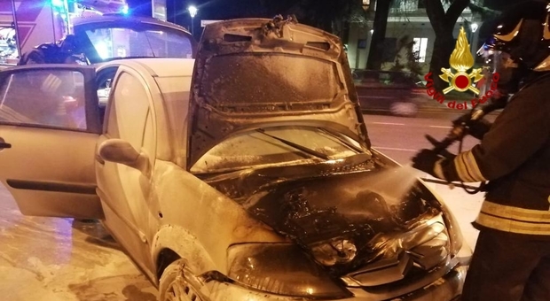 Auto a Gpl prende fuoco a Carmignano: fiamme spente, vettura distrutta