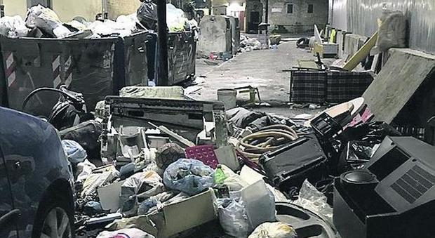 Coronavirus a Napoli, strade sanificate insieme con i rifiuti e a Soccavo esplode la protesta