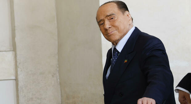 Berlusconi ricoverato, il bollettino: «Lento e progressivo miglioramento»