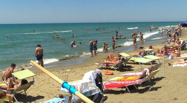 Tredicenne ruba smartphone in spiaggia in Costiera Amalfitana e rischia il linciaggio: salvato dai vigili