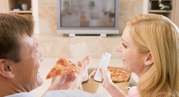Mangiare con la tv o la radio accesa fa ingrassare: ecco perché
