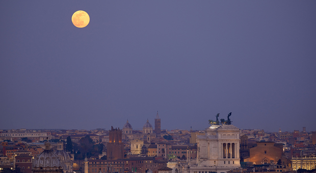 Arriva la Superluna di primavera sui monumenti di Roma: show il 20 marzo